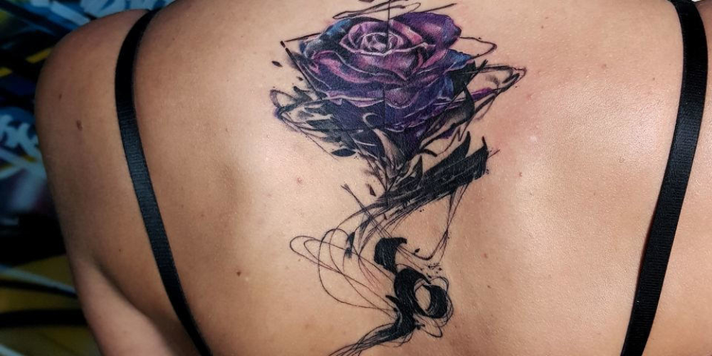 Tatuaż na plecach - róża