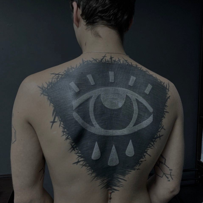 Tatuaż na plecach - oko