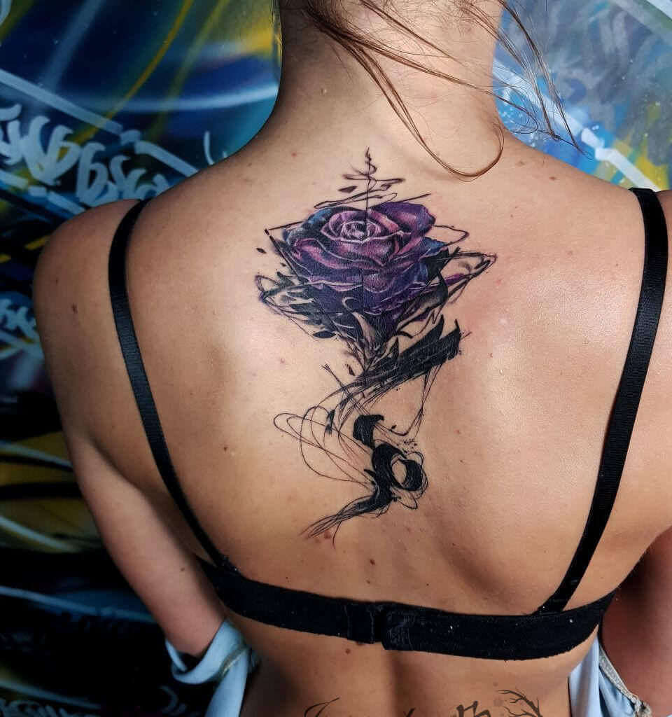 damski tatuaż na plecach róża