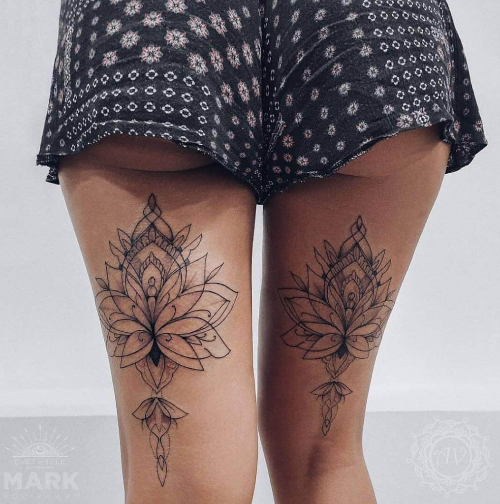Damski tatuaż kwiat lotosu na udach