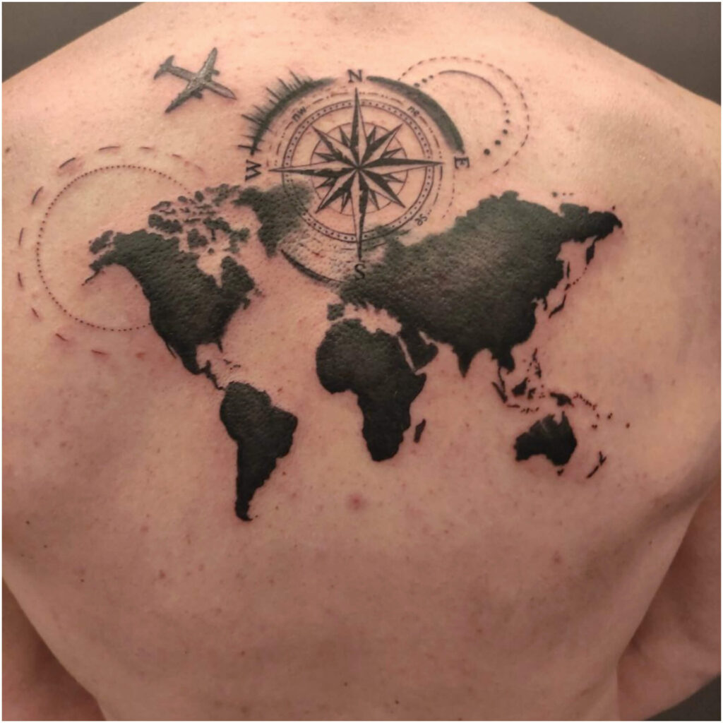 tatuaż na plecach mapa świata