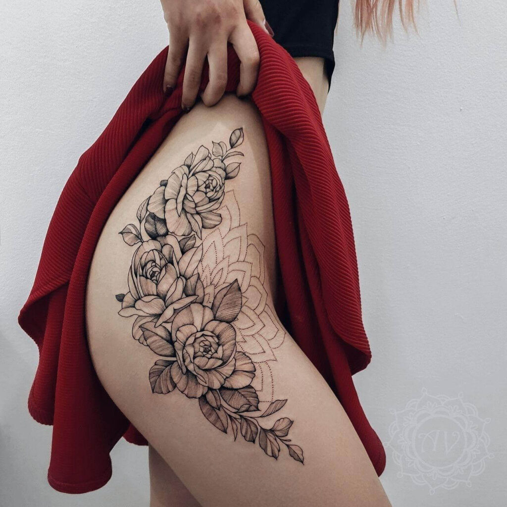 damski tatuaż na udzie kwiaty