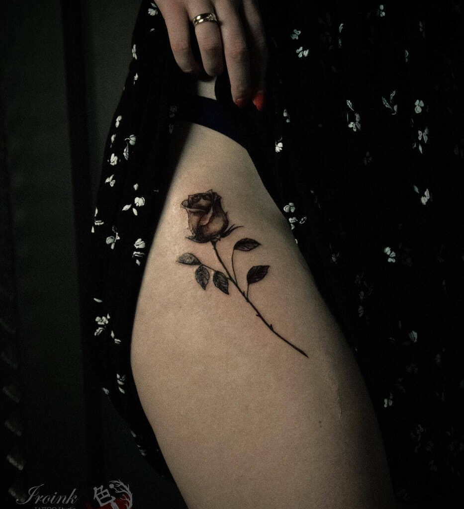 tatuaż damski kwiat róży